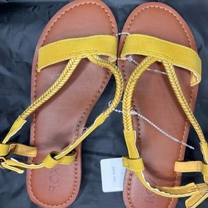 Roxy- size 7 Braided slip on sandals. Yellow- perfect for summer NWT